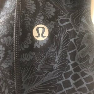 Lululemon leggings; high waist; pockets